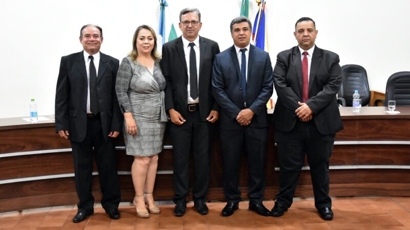 Nova mesa diretora toma posse e Tonhão novo Presidente comanda os trabalhos da Câmara Municipal no biênio 2023/2024.