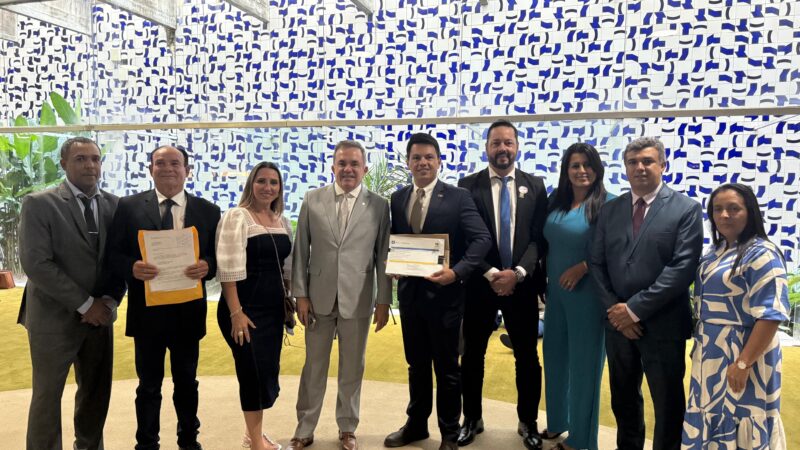 Prefeito de Gloria de Dourados, juntamente com vereadores, protocolam projetos em Brasília.