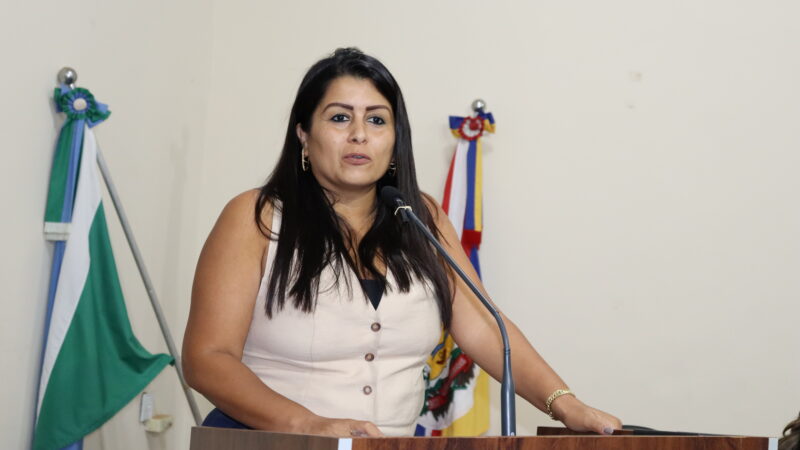 Vereadora Fabiana Bahls, do PSDB, questiona secretária de saúde sobre atendimento do EAP em Guaçulândia.
