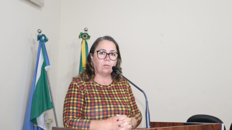 Vereadora Claudia Regina, PP, solicita cópias de notas fiscais referentes à compra de aparelhos eletrônicos portáteis adquiridos pela prefeitura.