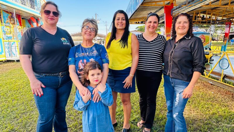 Vereadora Fabiana Machado, PSDB, acompanha crianças da APAE e Lar do Menor numa tarde de parque na Expoglória.