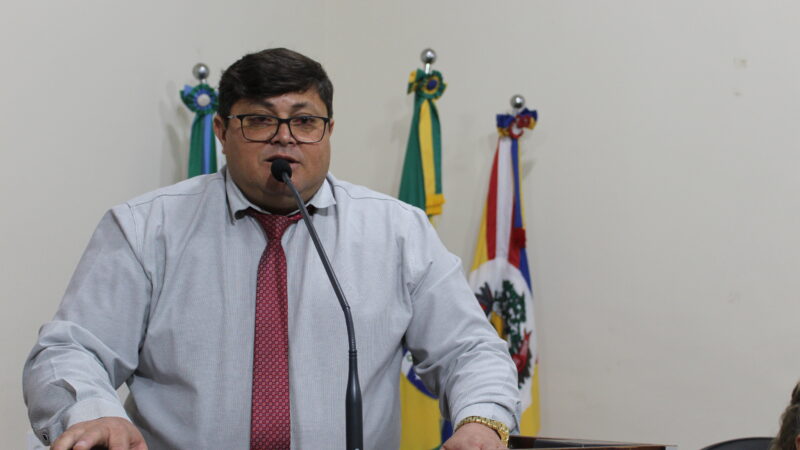 Vereador Carlito Eleutério dos Santos, PT, solicita pavimentação asfáltica próximo ao complexo esportivo municipal e Fórum.