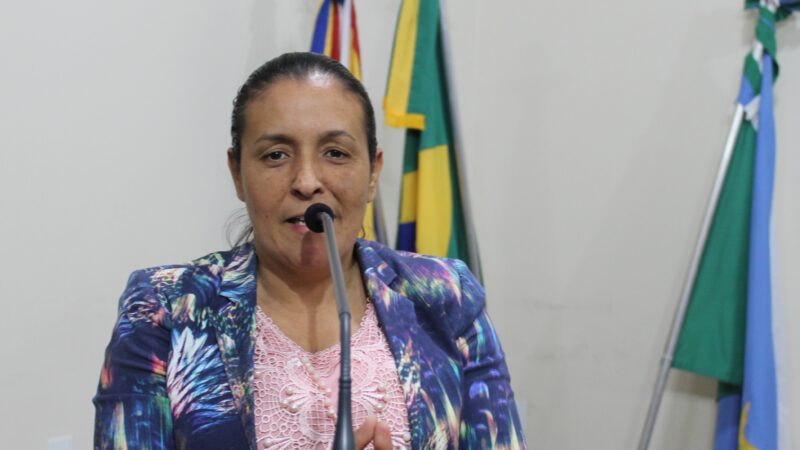 Vereadora Lucinéia Marinho de Oliveira Nogueira, PSD, solicita reforma da quadra de esportes da Assistência Social.