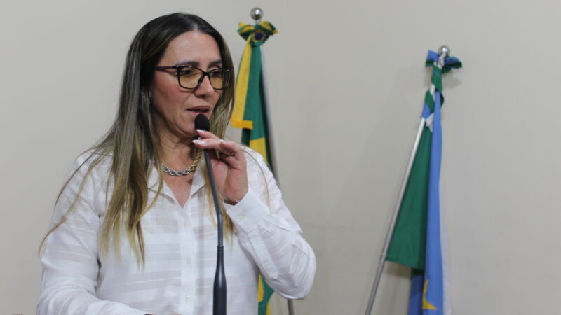 Vereadora Eliane Monteiro de Brito, MDB, solicita poda de árvores na parte central do distrito de Guaçulândia.