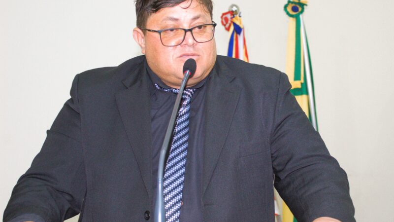 Vereador Carlito Eleutério dos Santos, PT, solicita que a Superintendência de Trânsito analise a possibilidade de tornar mão única a Rua Santa Rosa, do Banco do Brasil à esquina dos Correios.