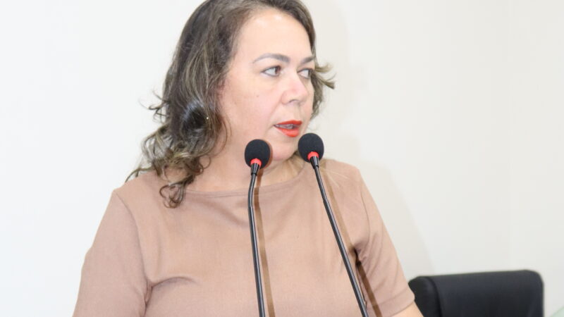 Vereadora Cláudia Regina Marangoni Bom solicita informações sobre andamento da obra do prédio da Câmara Municipal Glória de Dourados.