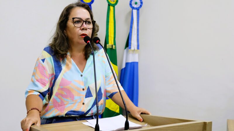 Vereadora Claudia Regina Marangoni Bom solicita limpeza da Avenida Ramez Tebet e do Cemitério Municipal.