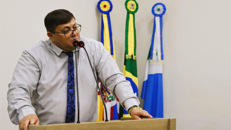 Vereador Carlito Eleutério propõe criação de comissão para fiscalizar empresas que receberam terrenos do município.