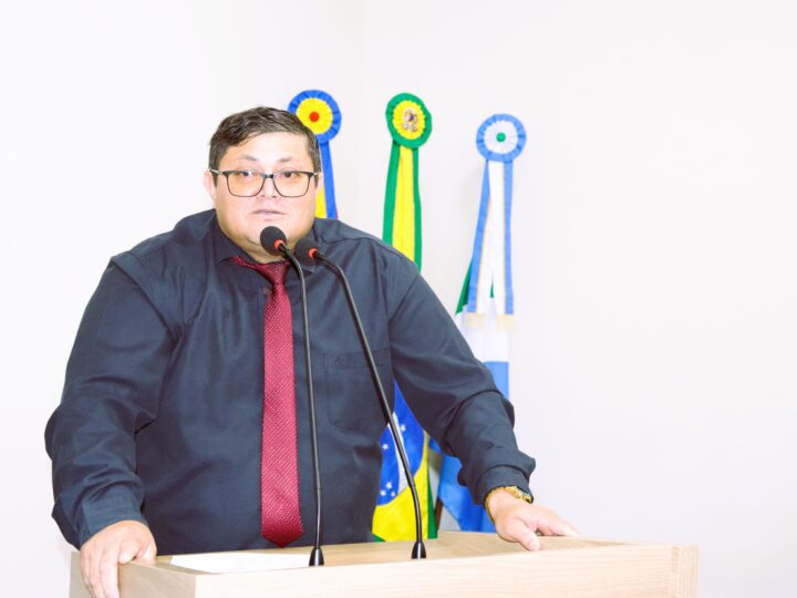 Vereador Carlito Eleutério cobra explicações sobre atraso nas obras da nova Creche Municipal.