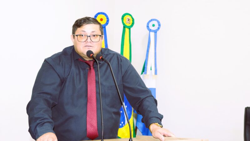 Vereador Carlito Eleutério cobra explicações sobre atraso nas obras da nova Creche Municipal.