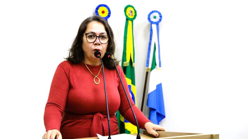 Vereadora Cláudia Bom cobra Prefeito por atraso no pagamento de retroativos a Agentes de Saúde.