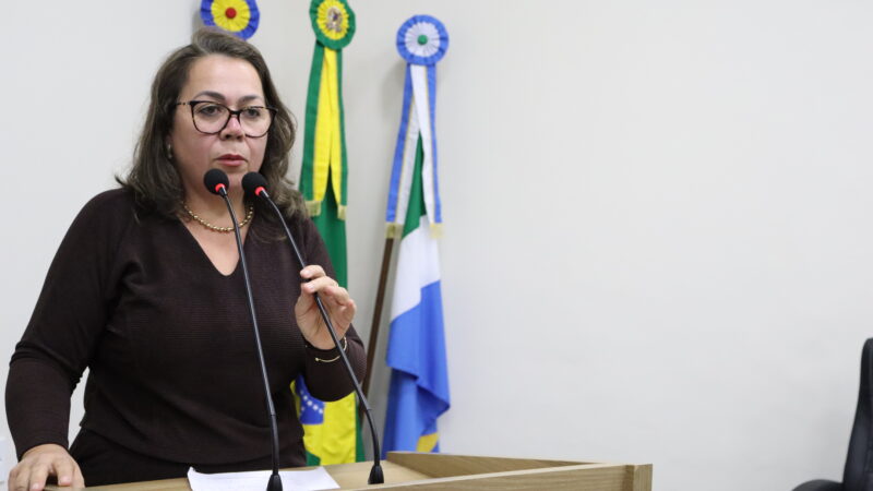 Vereadora cobra Prefeitura por não aquisição de veículos previstos em emenda parlamentar.