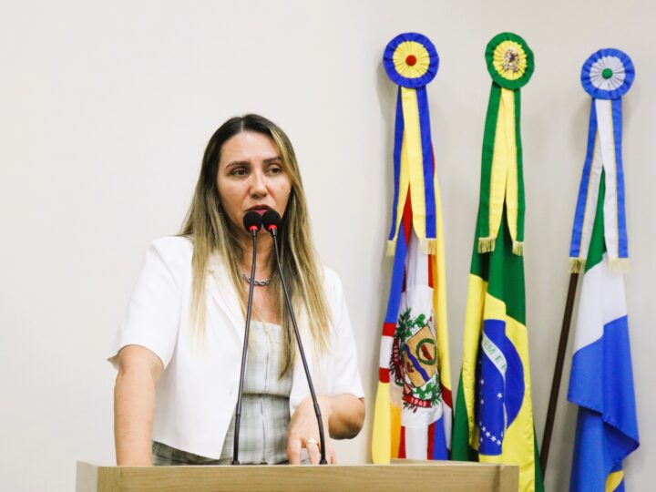 Vereadora Eliane de Brito solicita convocação de aprovados em concurso antes do vencimento do certame.