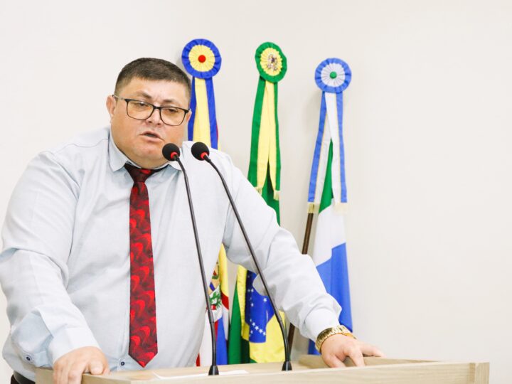 Vereador Carlito Eleutério solicita criação de estacionamento público na região escolar de Glória de Dourados.