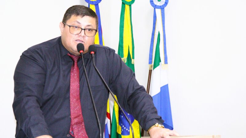 🏟️ Vereador Carlito Eleutério solicita reforma e cobertura do campo de malha no Mercado do Produtor.